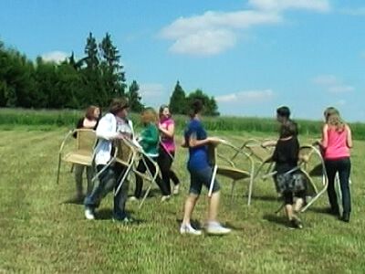 Thumbnail Stuhlgeschichten - Menschen auf Stühlen